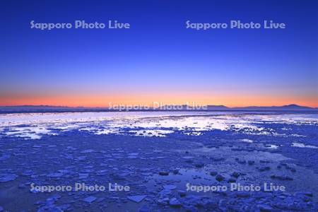 能取岬から朝焼けの知床連峰と流氷・世界遺産