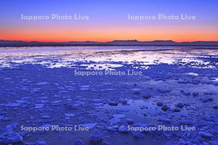 能取岬から朝焼けの知床連峰と流氷・世界遺産