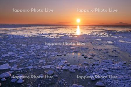 能取岬より知床連峰からの日の出と流氷・世界遺産