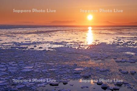 能取岬より知床連峰からの日の出と流氷・世界遺産
