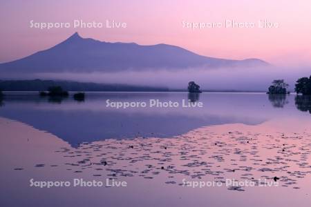 朝焼けの大沼公園と駒ヶ岳