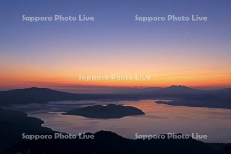 津別峠から朝焼けの屈斜路湖と知床連峰