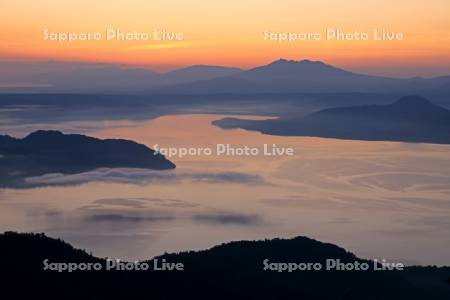 津別峠から朝焼けの屈斜路湖と知床連峰