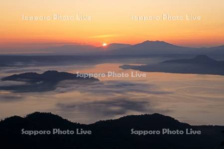 津別峠から日の出の屈斜路湖と知床連峰