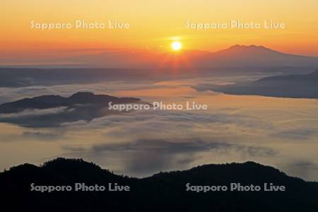 津別峠から日の出の屈斜路湖と知床連峰