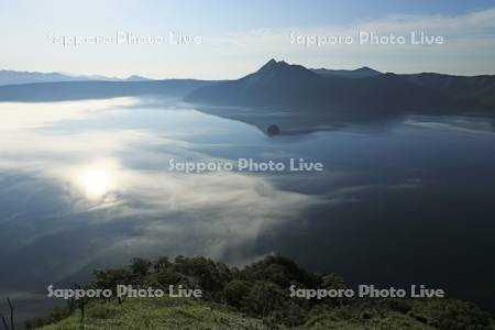 湖面を這う霧の摩周湖