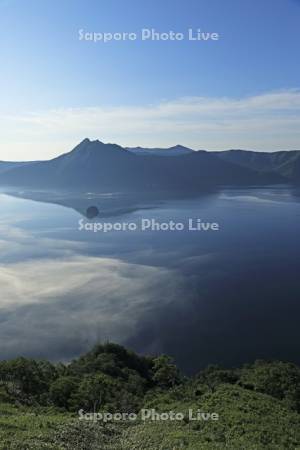 湖面を這う霧の摩周湖