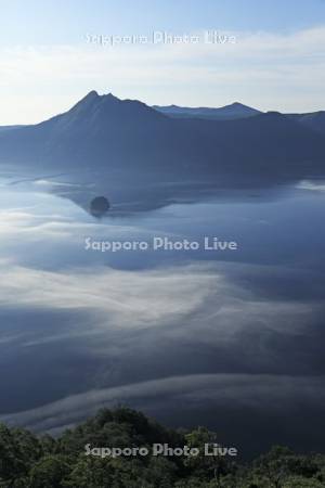 湖面を這う霧の摩周湖