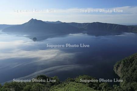 湖面を這う霧の摩周湖