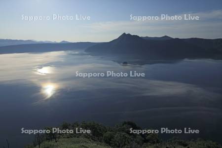 湖面を這う虹色の霧の摩周湖