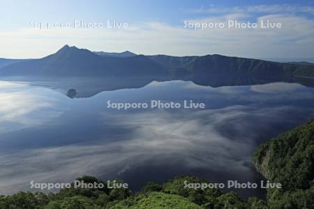 湖面を這う霧の摩周湖