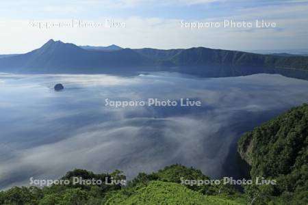 湖面を這う霧の摩周湖