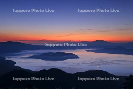 津別峠から朝焼けの屈斜路湖と知床連峰