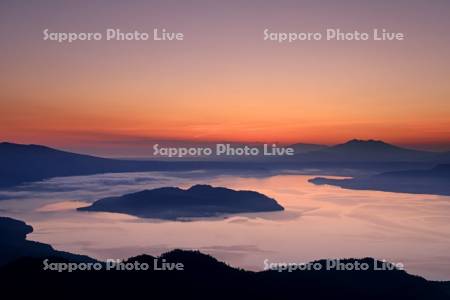 津別峠から朝焼けの屈斜路湖と知床連峰