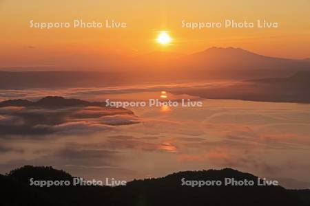 津別峠から日の出の屈斜路湖と知床連峰