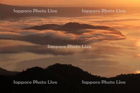 津別峠から朝焼けの屈斜路湖