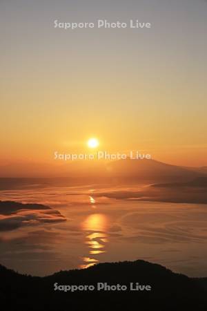 津別峠から日の出の屈斜路湖と知床連峰