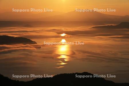 津別峠から日の出の屈斜路湖と知床連峰