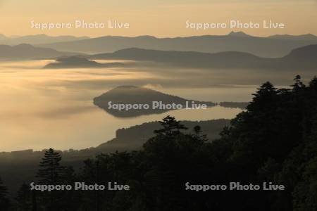 津別峠から朝焼けの屈斜路湖