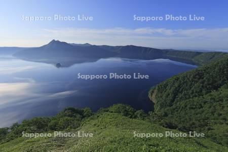 湖面を這う霧の摩周湖