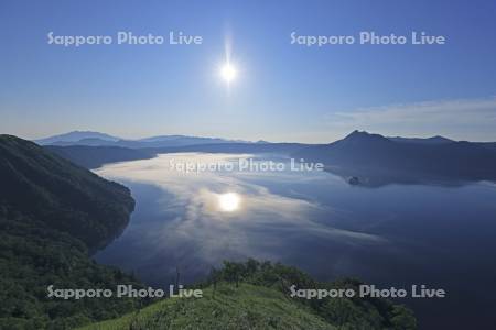 湖面を這う霧の摩周湖
