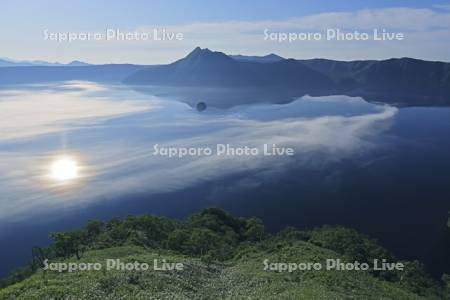 湖面を這う霧の摩周湖