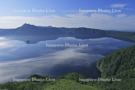 湖面を這う霧の摩周湖