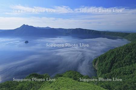 湖面を這う霧の摩周湖