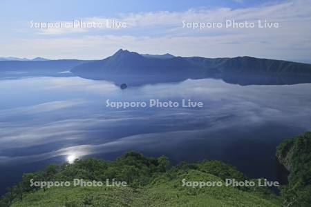 湖面を這う霧の摩周湖