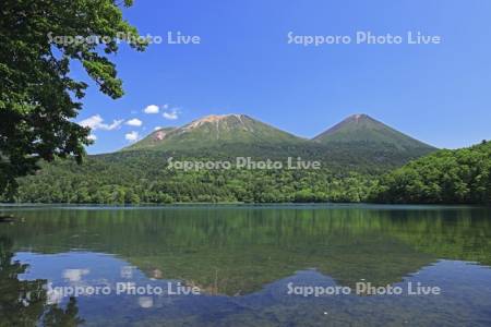 新緑のオンネトーと雌阿寒岳と阿寒富士
