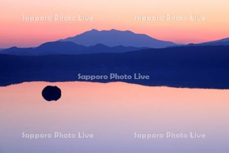 第一展望台から朝焼けの摩周湖と斜里岳