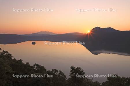 第一展望台から日の出の摩周湖