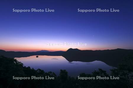 第一展望台から夜明けの摩周湖