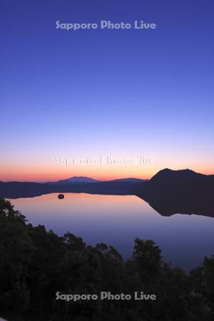 第一展望台から夜明けの摩周湖