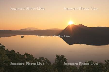 第一展望台から日の出の摩周湖