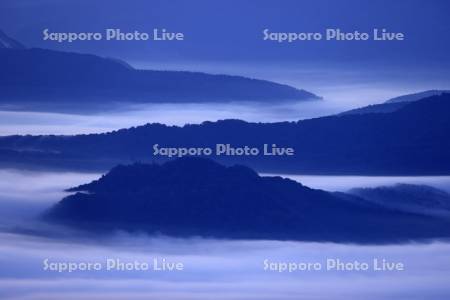 津別峠から夜明けの屈斜路湖の雲海