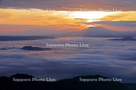 津別峠から屈斜路湖の雲海と斜里岳の光芒