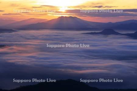 津別峠から屈斜路湖の雲海と斜里岳の光芒
