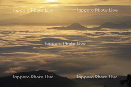 津別峠から朝焼けの屈斜路湖の雲海と斜里岳