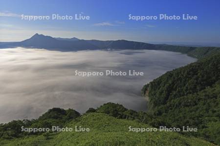 霧の摩周湖と摩周岳
