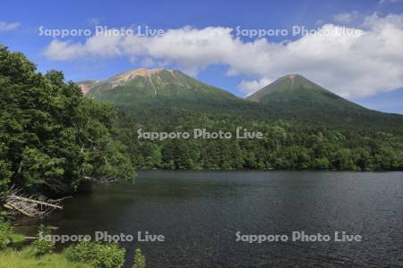 オンネトーと雌阿寒岳と阿寒富士