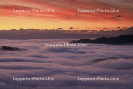 かもい岳から朝焼け雲海と山並み
