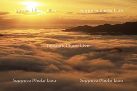 かもい岳から朝焼け雲海と山並み
