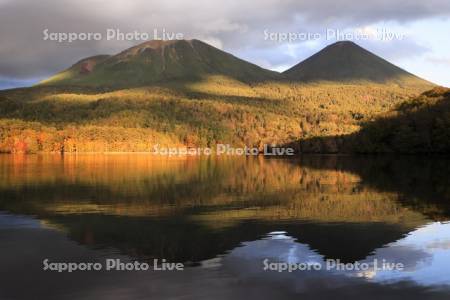 夕景のオンネトーと雌阿寒岳と阿寒富士