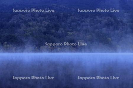 紅葉するオンネトー湖畔と朝もや