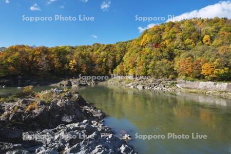神居古潭の紅葉と石狩川