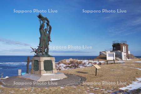 あけぼの像と旧海軍望楼