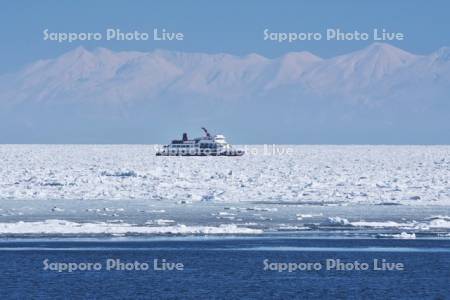流氷砕氷船おーろらと流氷と知床連山