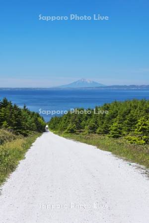 宗谷丘陵の白い道と利尻島