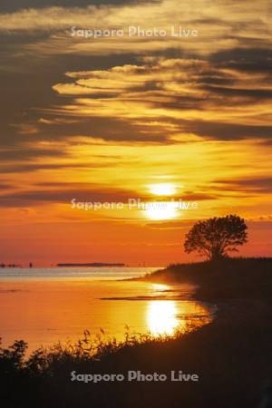 サンゴ岬の日の出とサロマ湖